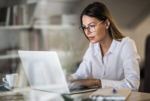 femme travaillant sur un ordinateur